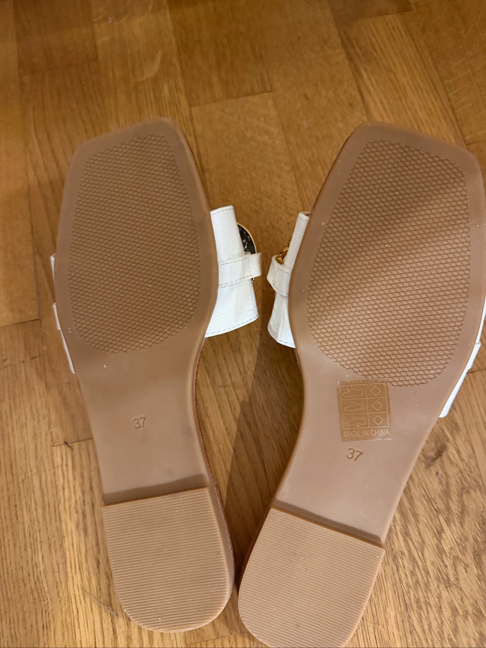 Sandalias de verano elegantes blancas y doradas – photo 2